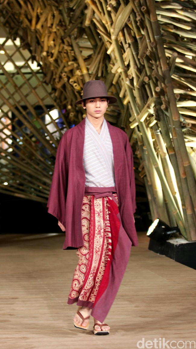 Peragaan Busana Edward Hutabarat yang mengangkat tema  Batik Journey at Atrium Senayan City. Jakarta. [Foto: Mohammad Abduh/Wolipop]