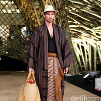 Peragaan Busana Edward Hutabarat yang mengangkat tema  Batik Journey at Atrium Senayan City. Jakarta. [Foto: Mohammad Abduh/Wolipop]