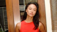 Kelly langsung curi perhatian dengan tampil serba merah dan makeup natural. Pool/Gus Mun/detikFoto.