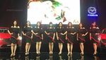 SPG Mazda dengan Busana Elegan dan Minimalis