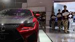 Anggunnya SPG Suzuki dan Lexus Berkebaya