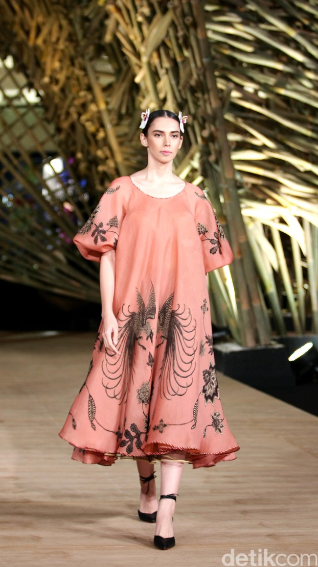 Peragaan Busana Edward Hutabarat yang mengangkat tema  Batik Journey at Atrium Senayan City. Jakarta. [Foto: Mohammad Abduh/Wolipop]