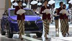 Anggunnya SPG Suzuki dan Lexus Berkebaya
