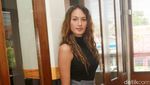 Nadine Chandrawinata Tampil Natural dengan Rambut Keriting