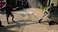 Kebakaran melanda sebuah gudang barang rongsokan dan besi bekas di RT 5 RW 4, Tegal Parang, Mampang, Jakarta Selatan, Kamis (18/8/2016).