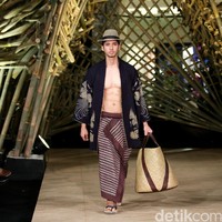Peragaan Busana Edward Hutabarat yang mengangkat tema  Batik Journey at Atrium Senayan City. Jakarta. [Foto: Mohammad Abduh/Wolipop]