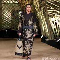 Peragaan Busana Edward Hutabarat yang mengangkat tema  Batik Journey at Atrium Senayan City. Jakarta. [Foto: Mohammad Abduh/Wolipop]