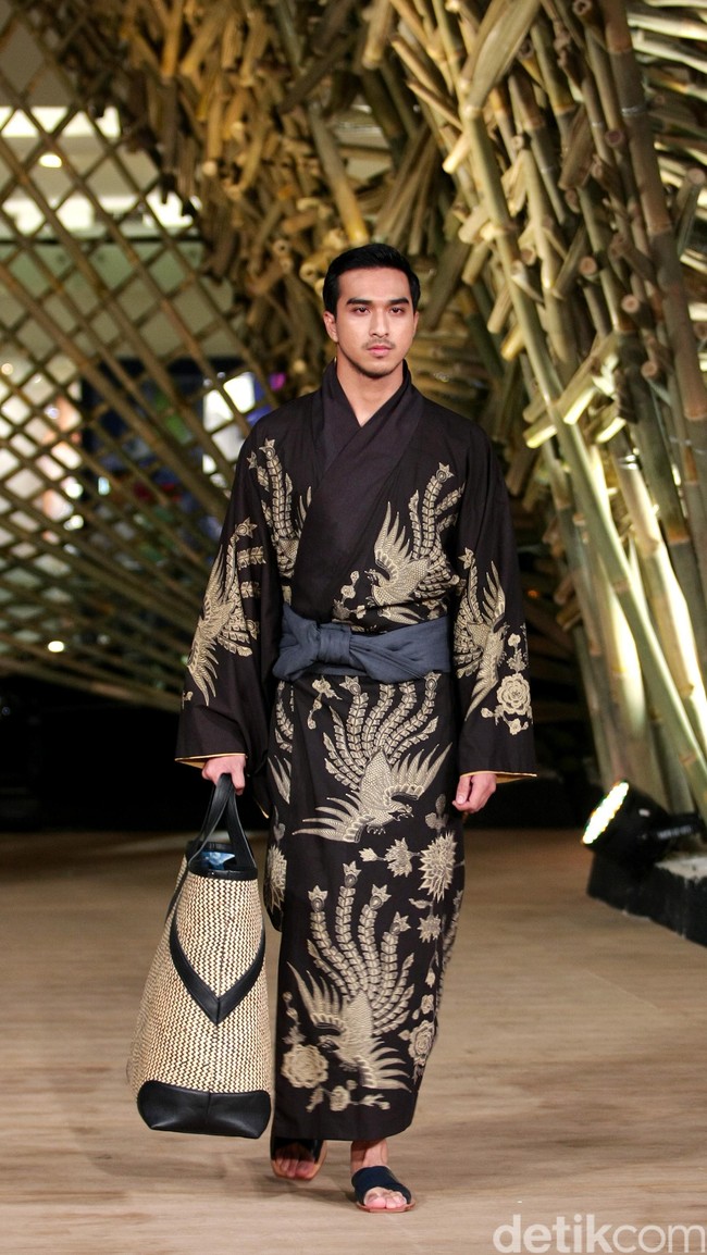 Peragaan Busana Edward Hutabarat yang mengangkat tema  Batik Journey at Atrium Senayan City. Jakarta. [Foto: Mohammad Abduh/Wolipop]