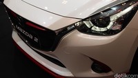 Sisi eksterior hatchback ini dilengkapi dengan upper dan lower decal pada sisi samping kendaraan, spoiler bagian depan dan belakang serta side under skirt yang memberikan aksen sporty dan dinamis.
