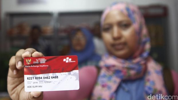 Menteri Sosial RI Khofifah Indarparawarsa didampingi Menteri BUMN Rini Sumarno, Menkominfo Rudiantara, Deputi Gubernur BI Agus Martowardojo, Ketua Dewan Komisioner OJK Muliaman D. Hadad beserta jajaran direksi bank Negara meluncurkan kartu kombo yang dinamakan Kartu Keluarga Sejahtera dengan fitur uang elektronik dan tabungan yang diterbitkan oleh keempat Bank anggota HIMBARA. (Foto: Rachman Haryanto/detikcom)