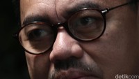 Sudirman mendengarkan pertanyaan-pertanyaan yang diajukan detikcom.
