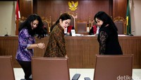 (Kiri-kanan) Damayanti Wisnu Putranti, Dessy Ariyati Edwin dan Julia Prasetyarini usai disumpah sebelum memberi keterangan terkait kasus korupsi dalam proyek di Kementerian Pekerjaan Umum dan Perumahan Rakyat (PUPR).