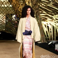 Peragaan Busana Edward Hutabarat yang mengangkat tema  Batik Journey at Atrium Senayan City. Jakarta. [Foto: Mohammad Abduh/Wolipop]