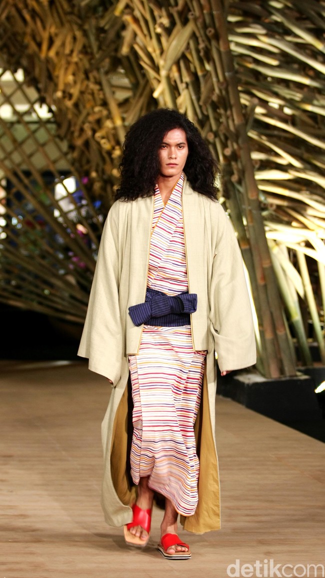 Peragaan Busana Edward Hutabarat yang mengangkat tema  Batik Journey at Atrium Senayan City. Jakarta. [Foto: Mohammad Abduh/Wolipop]