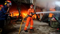 Api berhasil dipadamkan berkat kecepatan petugas pemadam kebakaran. 