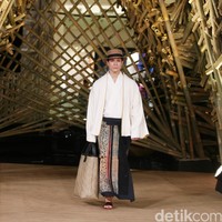 Peragaan Busana Edward Hutabarat yang mengangkat tema  Batik Journey at Atrium Senayan City. Jakarta. [Foto: Mohammad Abduh/Wolipop]