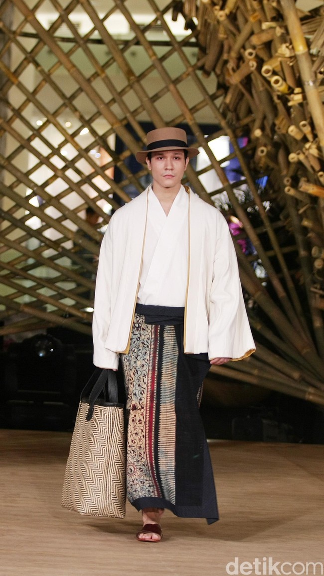 Peragaan Busana Edward Hutabarat yang mengangkat tema  Batik Journey at Atrium Senayan City. Jakarta. [Foto: Mohammad Abduh/Wolipop]