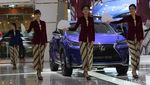 Anggunnya SPG Suzuki dan Lexus Berkebaya