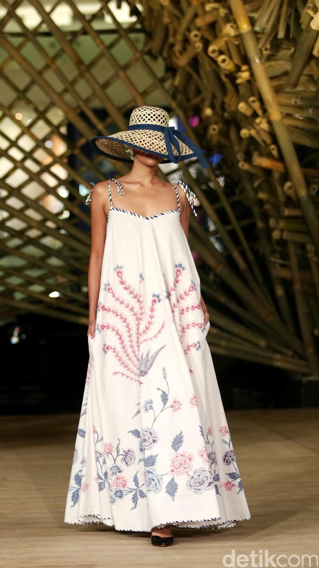 Peragaan Busana Edward Hutabarat yang mengangkat tema  Batik Journey at Atrium Senayan City. Jakarta. [Foto: Mohammad Abduh/Wolipop]