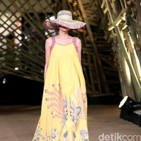 Peragaan Busana Edward Hutabarat yang mengangkat tema  Batik Journey at Atrium Senayan City. Jakarta. [Foto: Mohammad Abduh/Wolipop]
