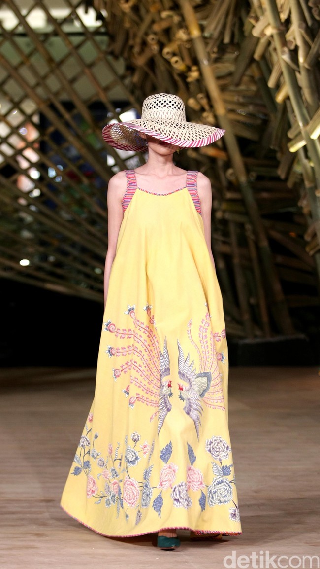 Peragaan Busana Edward Hutabarat yang mengangkat tema  Batik Journey at Atrium Senayan City. Jakarta. [Foto: Mohammad Abduh/Wolipop]