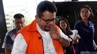 Parluhutan tidak berkomentar dan langsung masuk ke dalam gedung KPK.