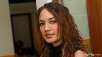Wanita yang hobby diving dan naik gunung itu tampak memulas wajahnya dengan makeup tipis. Pool/Gus Mun/detikFoto.