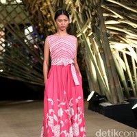Peragaan Busana Edward Hutabarat yang mengangkat tema  Batik Journey at Atrium Senayan City. Jakarta. [Foto: Mohammad Abduh/Wolipop]