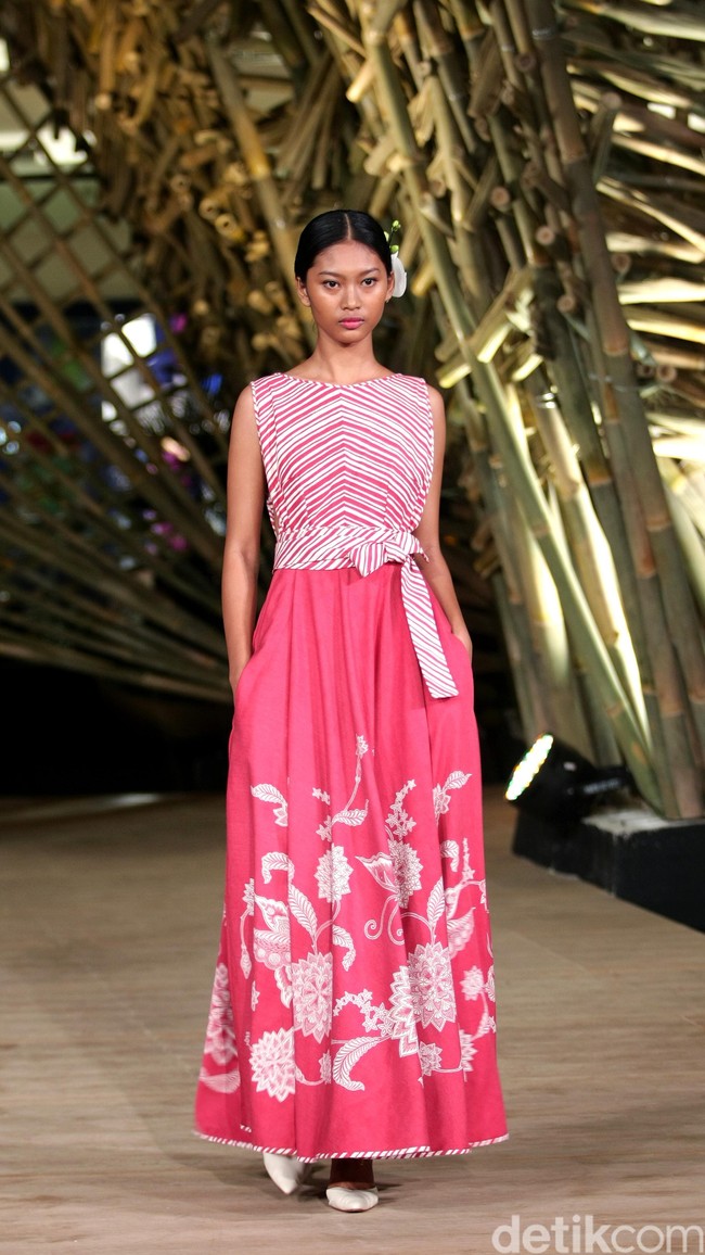 Peragaan Busana Edward Hutabarat yang mengangkat tema  Batik Journey at Atrium Senayan City. Jakarta. [Foto: Mohammad Abduh/Wolipop]