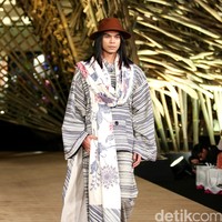 Peragaan Busana Edward Hutabarat yang mengangkat tema  Batik Journey at Atrium Senayan City. Jakarta. [Foto: Mohammad Abduh/Wolipop]