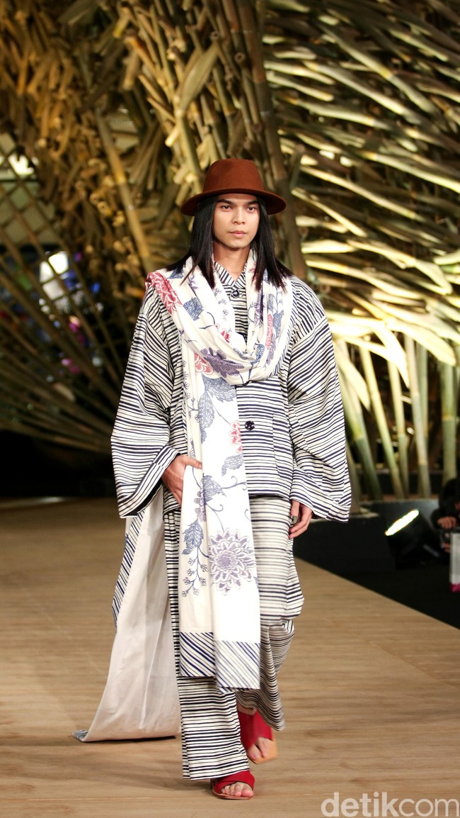 Peragaan Busana Edward Hutabarat yang mengangkat tema  Batik Journey at Atrium Senayan City. Jakarta. [Foto: Mohammad Abduh/Wolipop]