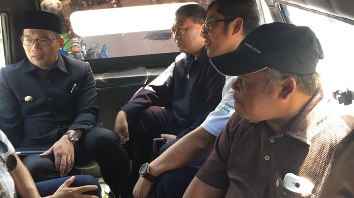 Begini Momen Ridwan Kamil Pergi Rapat Pakai Angkot Bareng Warga