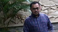 Sudirman berjalan di depan rumahnya. Di rumah yang terletak di hook itu, Sudirman tinggal bersama Astried Swastika Ayuningtyas (46), wanita yang baru dinikahinya 5 Juni 2016 lalu.