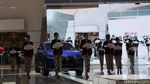 Anggunnya SPG Suzuki dan Lexus Berkebaya