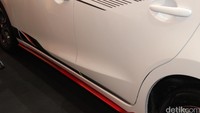 Mazda2 tipe R AT ini hadir dengan aksesori resmi Mazda yang ada pada eksterior dan interiornya.
