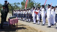 Eko memberikan penghormatan saat memimpin upacara HUT ke-71 RI. Wahyu Wening/Kemendes.