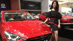 SPG Mazda dengan Busana Elegan dan Minimalis