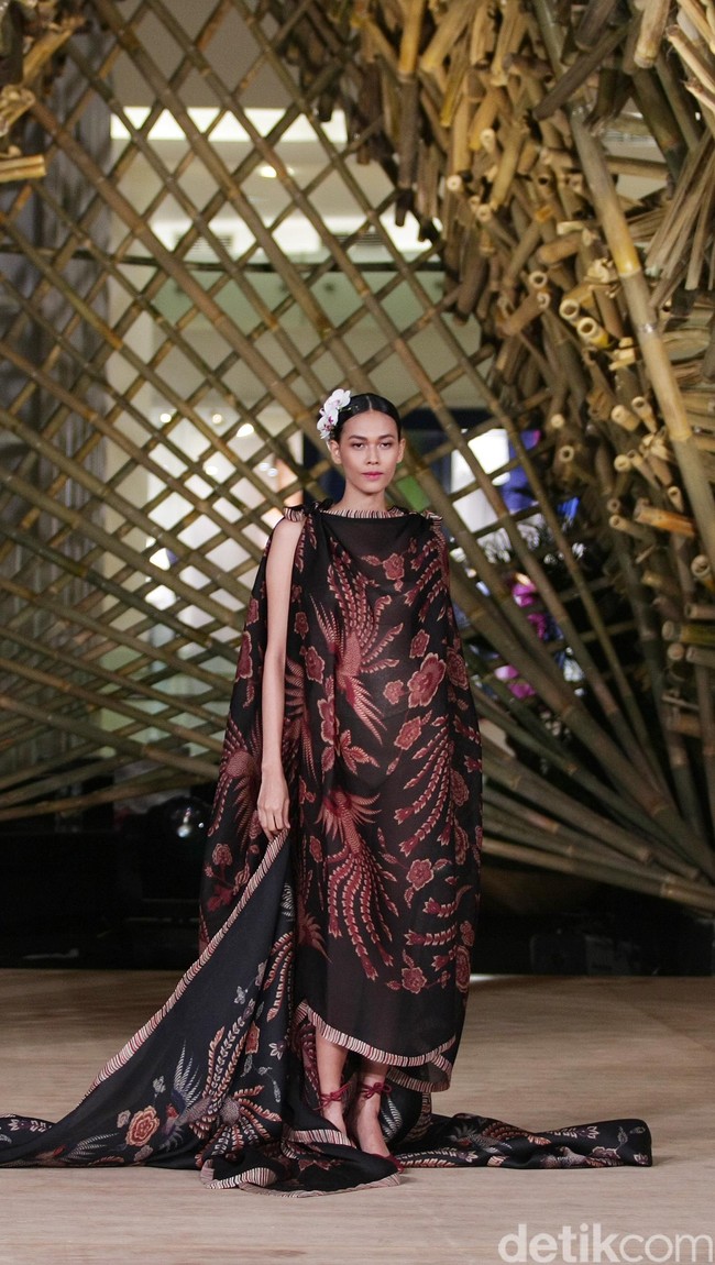 Peragaan Busana Edward Hutabarat yang mengangkat tema  Batik Journey at Atrium Senayan City. Jakarta. [Foto: Mohammad Abduh/Wolipop]