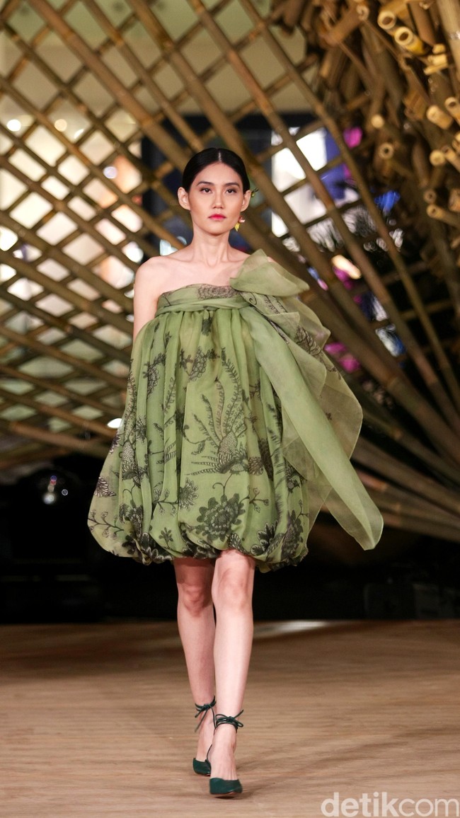 Peragaan Busana Edward Hutabarat yang mengangkat tema  Batik Journey at Atrium Senayan City. Jakarta. [Foto: Mohammad Abduh/Wolipop]