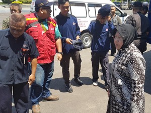 Risma Kirim Pakaian hingga Ambulans untuk Korban Bencana Alam di Trenggalek