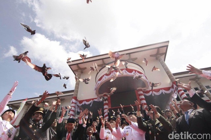 Pelepasan 71 Merpati Warnai Peringatan HUT RI di Pangkalpinang