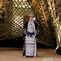 Peragaan Busana Edward Hutabarat yang mengangkat tema  Batik Journey at Atrium Senayan City. Jakarta. [Foto: Mohammad Abduh/Wolipop]