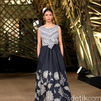 Peragaan Busana Edward Hutabarat yang mengangkat tema  Batik Journey at Atrium Senayan City. Jakarta. [Foto: Mohammad Abduh/Wolipop]