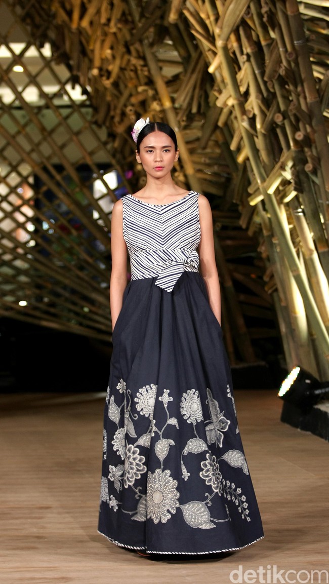 Peragaan Busana Edward Hutabarat yang mengangkat tema  Batik Journey at Atrium Senayan City. Jakarta. [Foto: Mohammad Abduh/Wolipop]