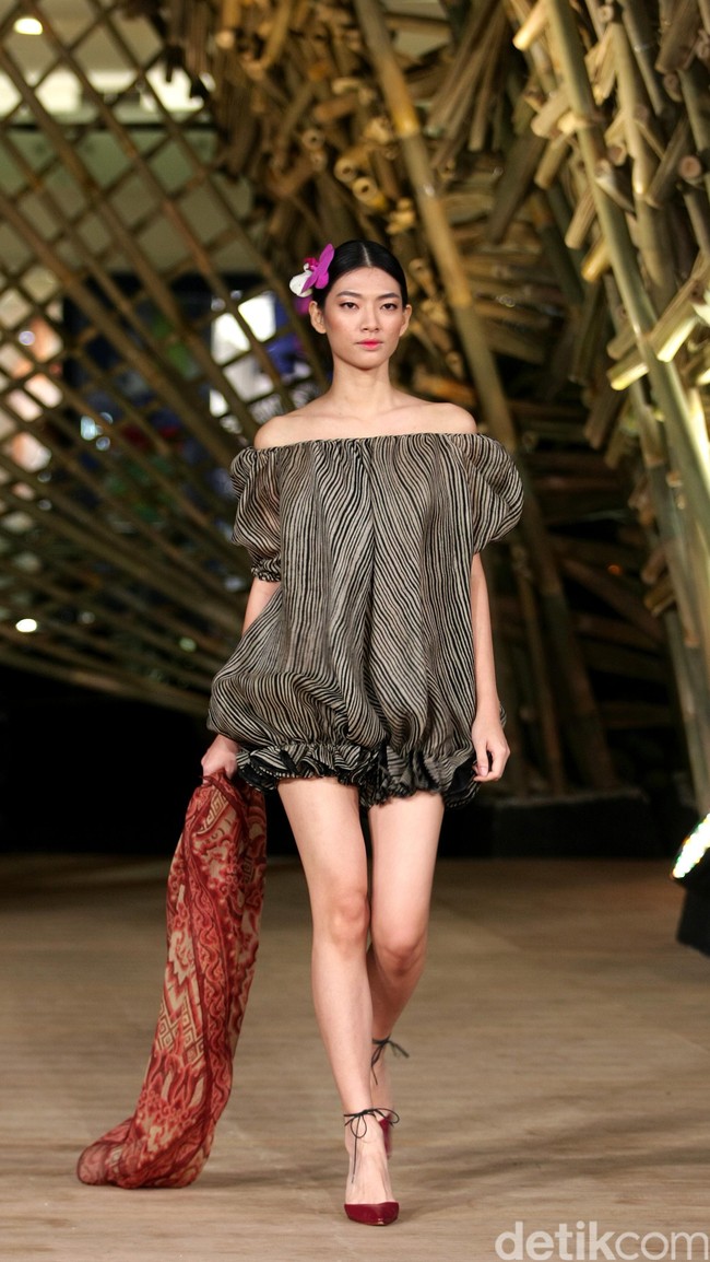 Peragaan Busana Edward Hutabarat yang mengangkat tema  Batik Journey at Atrium Senayan City. Jakarta. [Foto: Mohammad Abduh/Wolipop]
