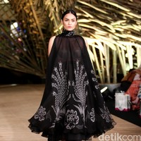 Peragaan Busana Edward Hutabarat yang mengangkat tema  Batik Journey at Atrium Senayan City. Jakarta. [Foto: Mohammad Abduh/Wolipop]