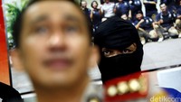 Pelaku berinisial IR dihadirkan dalam jumpa pers.