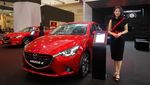 SPG Mazda dengan Busana Elegan dan Minimalis