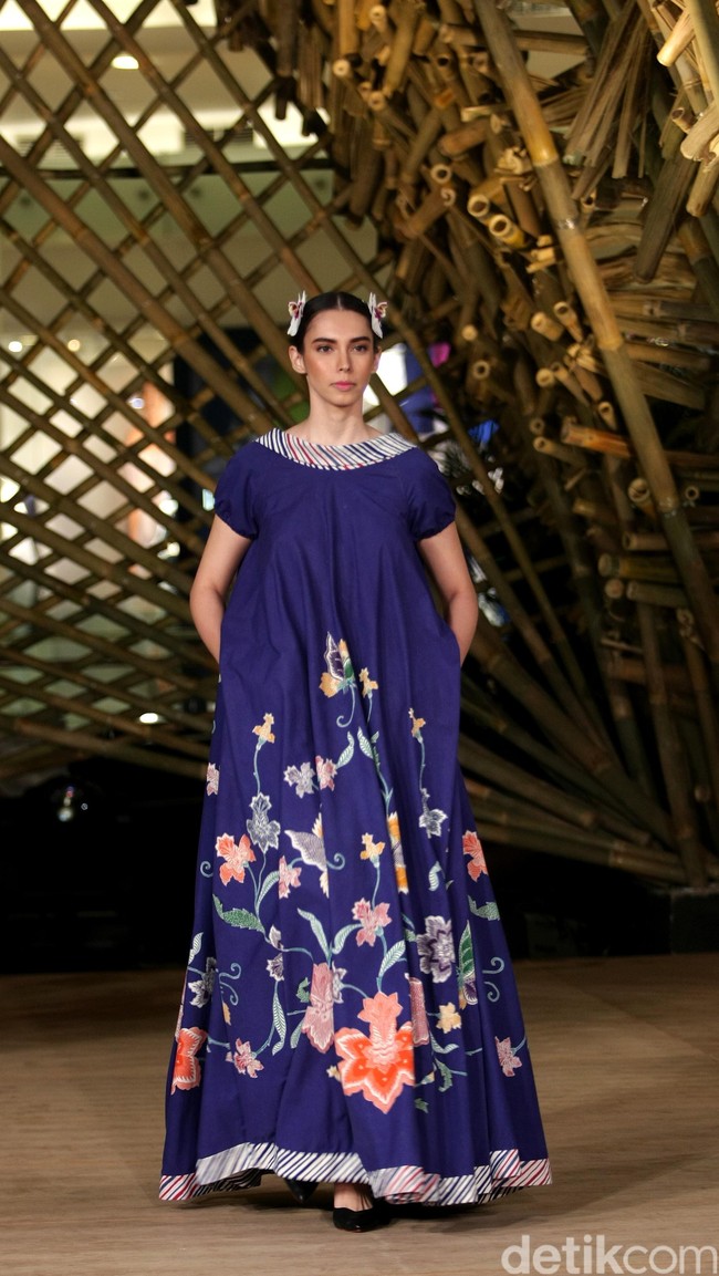 Peragaan Busana Edward Hutabarat yang mengangkat tema  Batik Journey at Atrium Senayan City. Jakarta. [Foto: Mohammad Abduh/Wolipop]