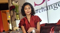 Dominique manis dengan gaya yang feminin. Pool/Noel/detikFoto.